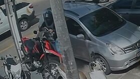 VÍDEO: Moto é furtada em plena luz do dia no Centro de Arcoverde; câmeras registram ação