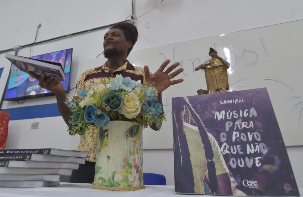 participação do músico Cannibal fortalece as atividades educacionais.
