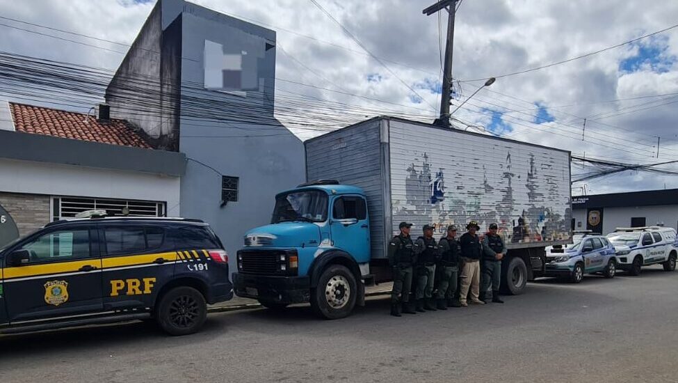 VÍDEO: Dupla é detida com caminhão roubado durante ação da PRF e PM na BR-232, em Custódia