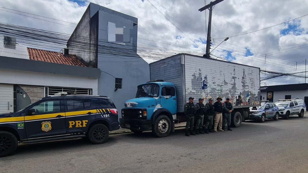 Homens presos caminhão Custódia