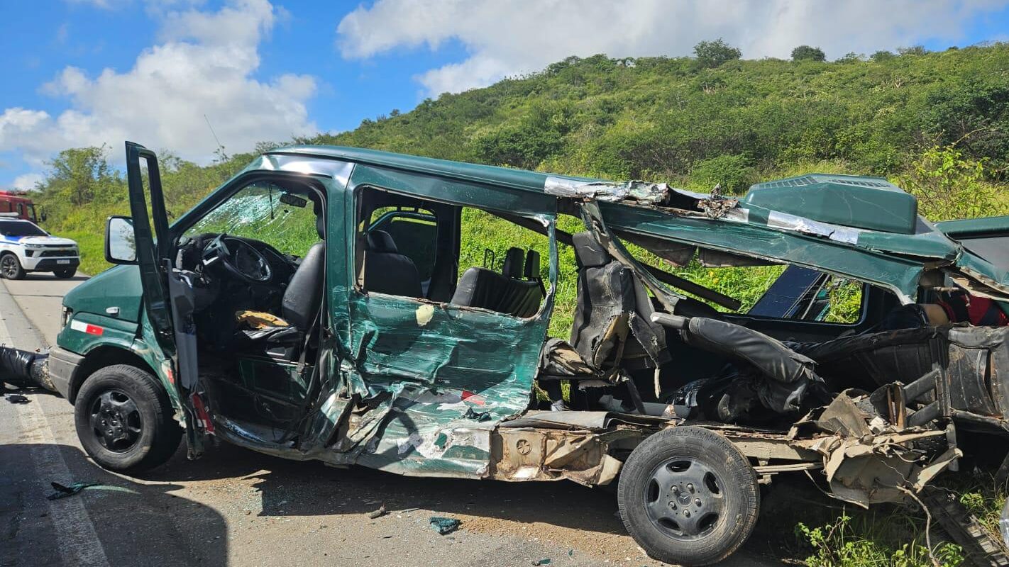 VÍDEO: Acidente entre caminhão, van, motoc e carro deixa cinco mortos e quatro feridos na BR-232, em Belo Jardim