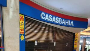 Justiça suspende demissões coletivas nas Casas Bahia e determina reintegração provisória
