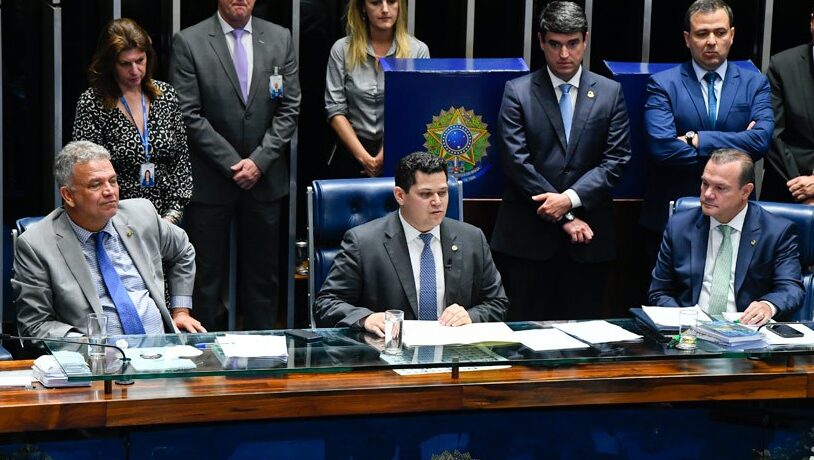 Alcolumbre anuncia tramitação no Senado de PEC que acaba com escala 6×1