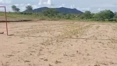 VÍDEO: Moradores cobram melhorias em campo de futebol no município da Pedra