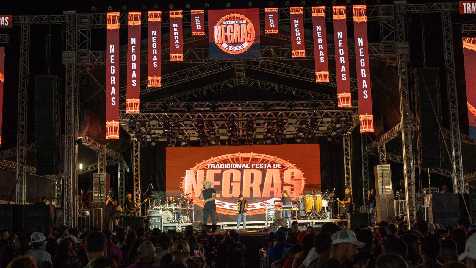 Shows de Léo Magalhães e Wallas Arrais em Festa de Negras em Itaíba