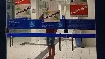 VÍDEO: Homem fica preso dentro de agência da Caixa durante a noite em Arcoverde