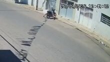 VÍDEO: Moto desgovernada invade casa no Centro de Custódia e causa danos materiais