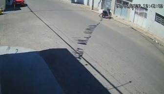 Moto desgovernada casa em Custódia