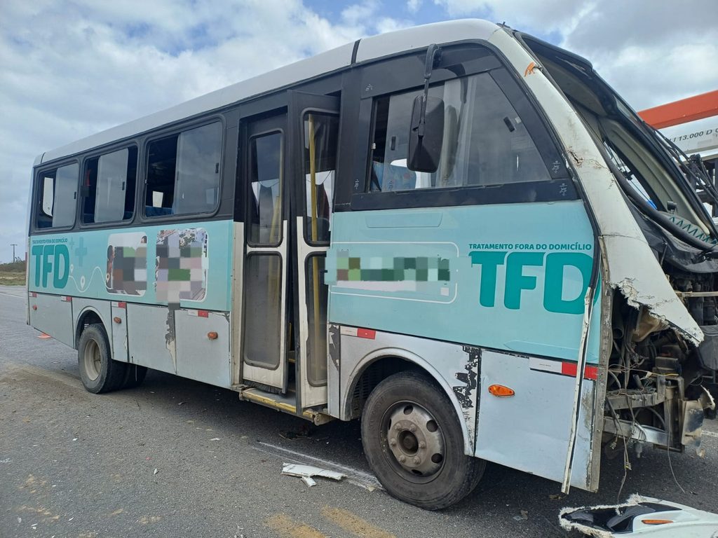 Acidente entre caminhão e ônibus TFD