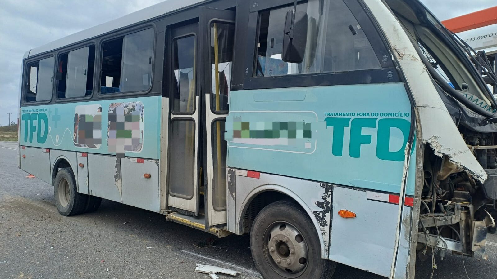 Acidente entre caminhão e ônibus de TFD deixa seis feridos em Belo Jardim