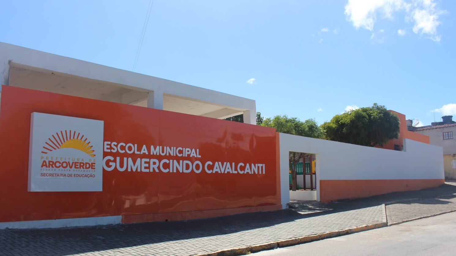 Zeca inaugura nova Escola Gumercindo Cavalcanti e autoriza calçamento de quase 100 ruas em Arcoverde