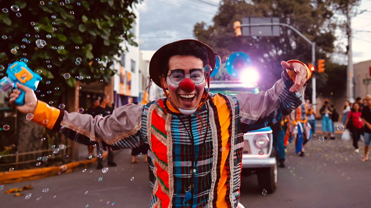 Trupe Pernambuco Meu País transforma ruas de Arcoverde em grande espetáculo e abre programação do festival