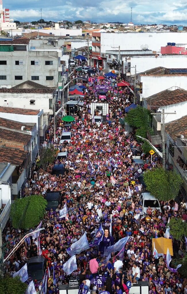 Pesqueira recepciona governadora em evento político