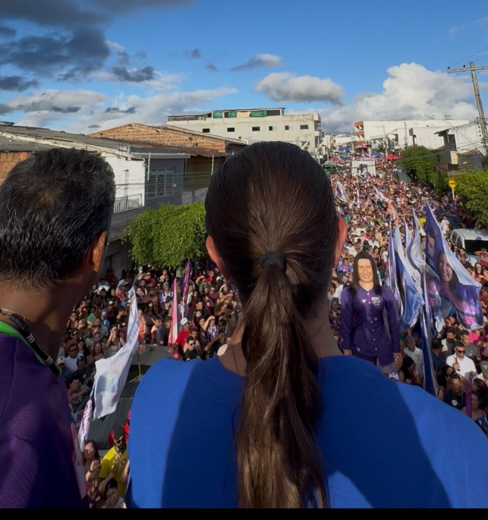 Pesqueira recepciona governadora em evento político