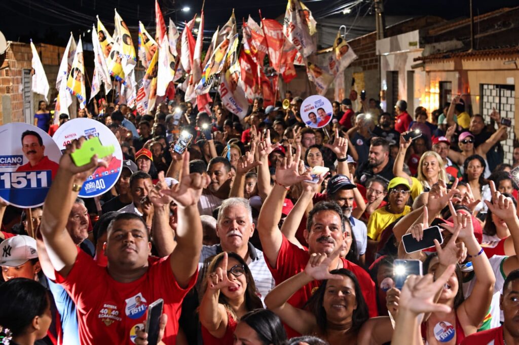 Luciano Pacheco realiza caminhada com apoiadores próximo em Arcoverde