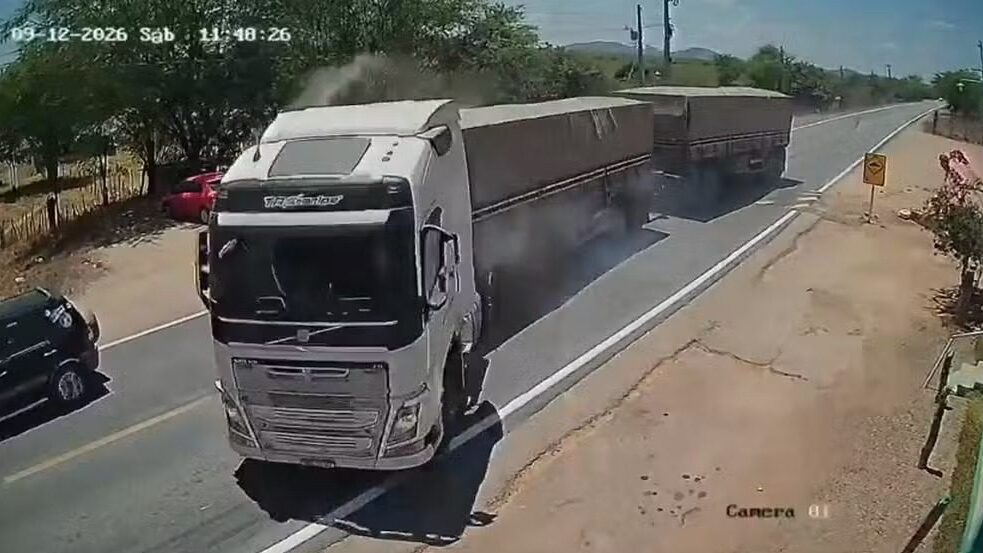 Carreta a caminho de Sertânia atinge restaurante às margens da BR-110 em Monteiro e deixa casal ferido 