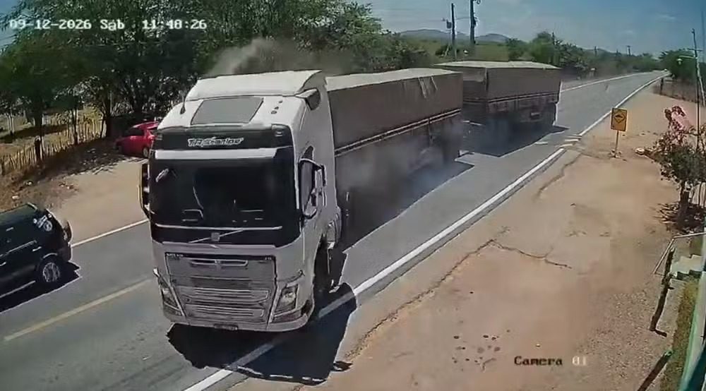 Carreta atinge restaurante às margens da BR-110