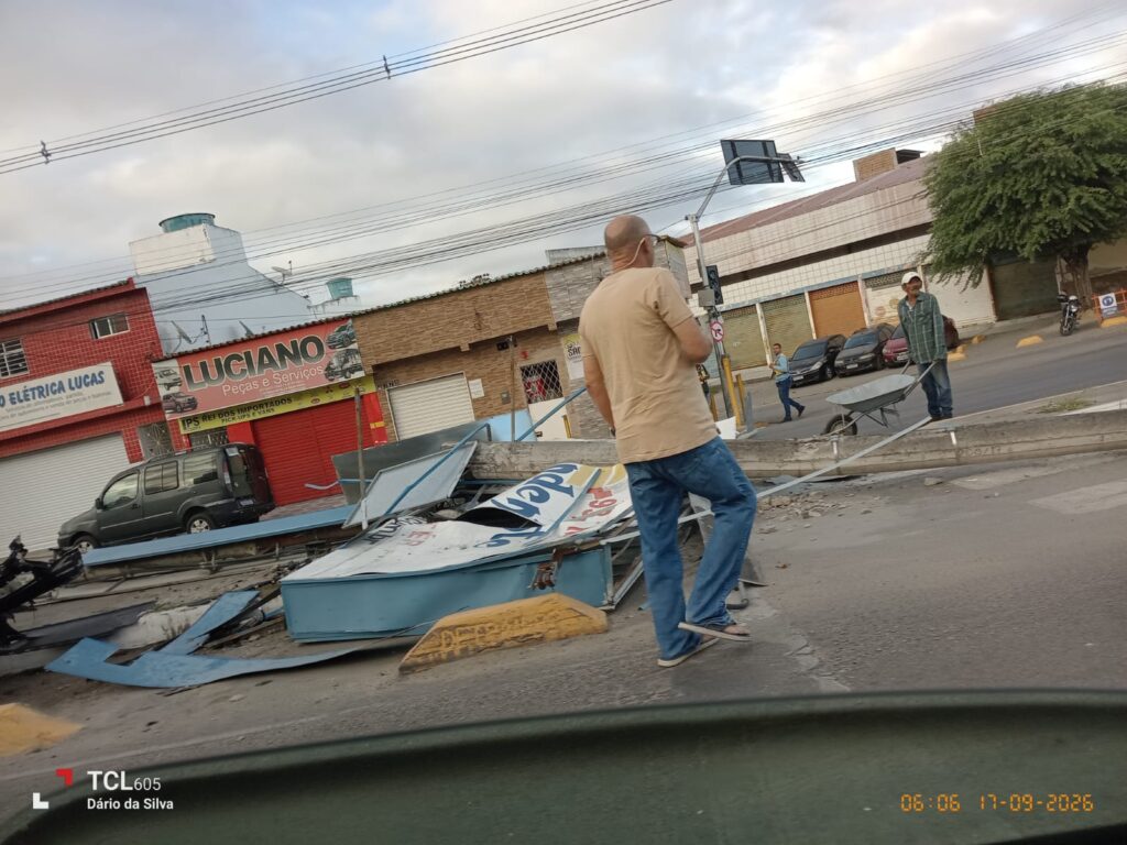 Veículo colide com outdoor em Arcoverde