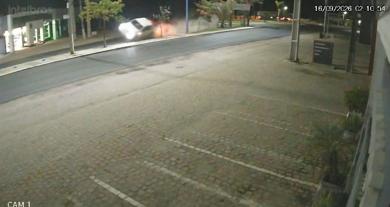 Carro perde o controle e colide com poste na entrada de Arcoverde