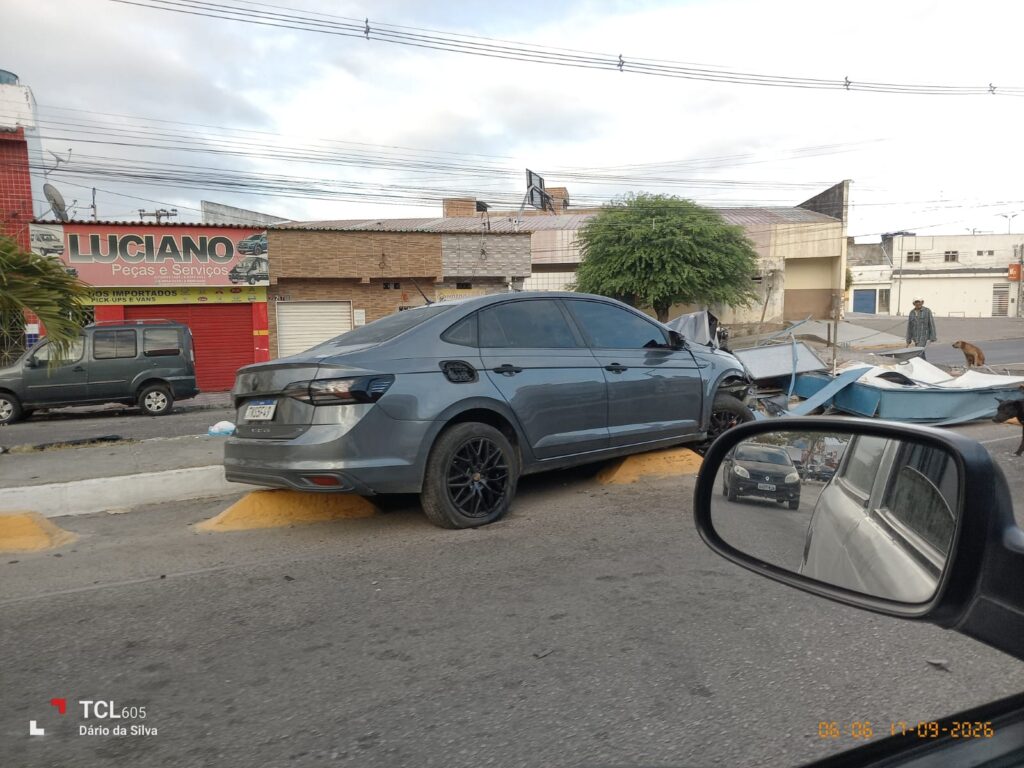 Veículo colide com outdoor em Arcoverde