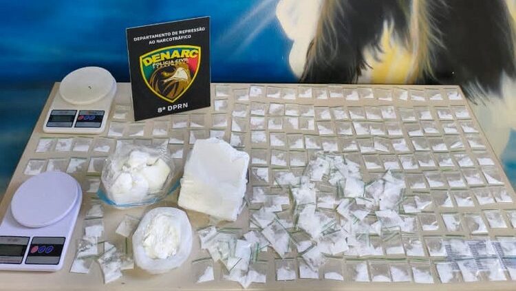 Polícia prende homem e mulheres com droga em Paranatama