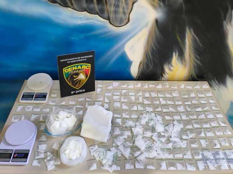 Polícia prende homem e mulheres com droga em Paranatama