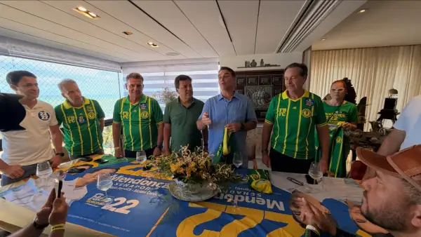 Flávio Bolsonaro realiza atos de campanha no Recife