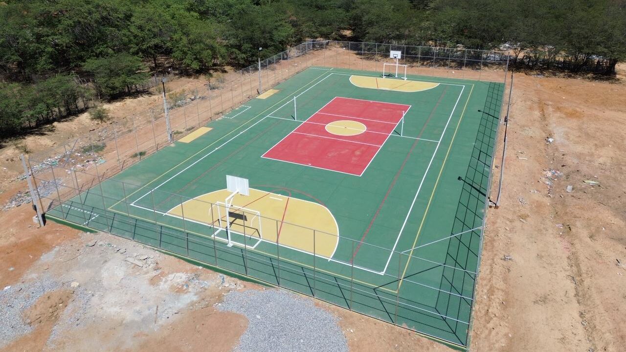 Prefeitura de Ibimirim entrega nova quadra no Povoado Moxotó
