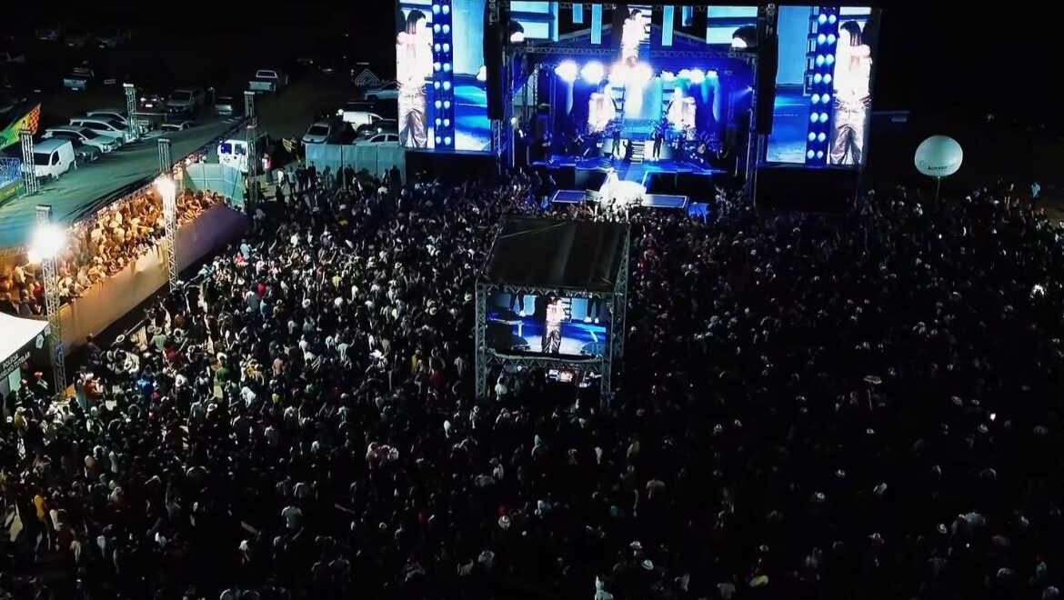 Simone Mendes abre Itaíba Agro Show com grande público