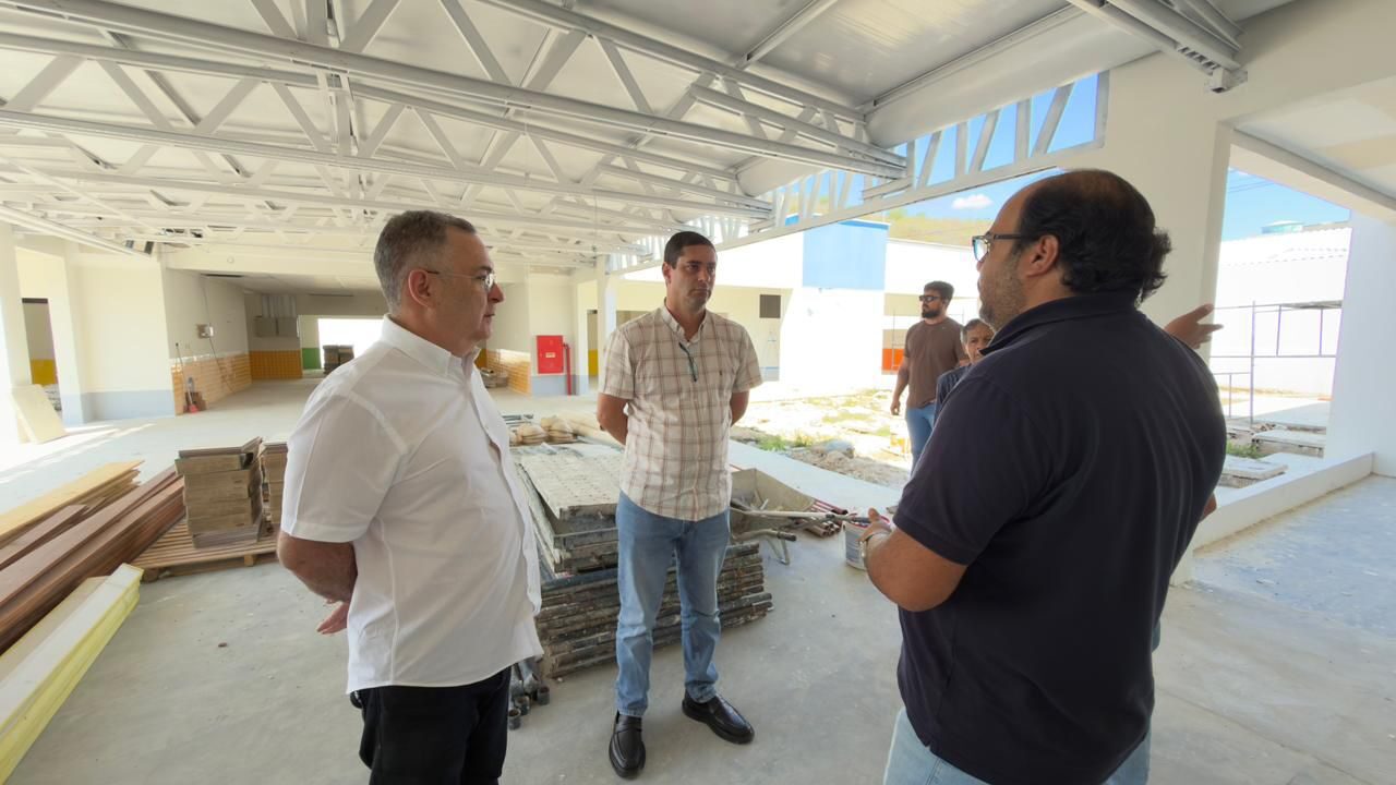 Zeca Cavalcanti vistoria obras de creche e escola pelo Educa Arcoverde