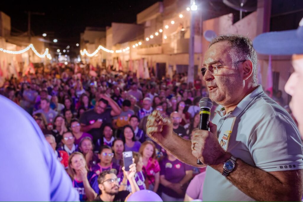 Zeca realiza caminhada política em Arcoverde