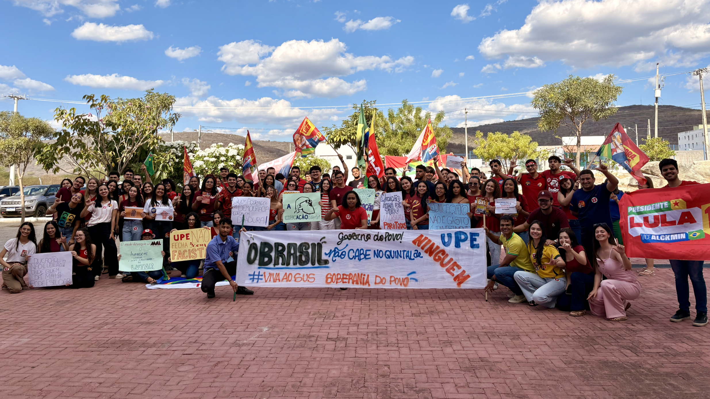 Estudantes da UPE Arcoverde realizam ato em defesa da reeleição de Lula