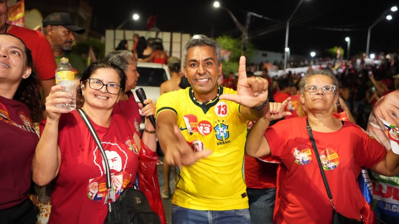 Pesqueira realiza Arrastão da Vitória com multidão em apoio a Lula