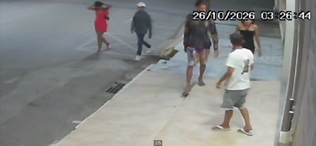 Grupo danifica porta no Centro de Arcoverde