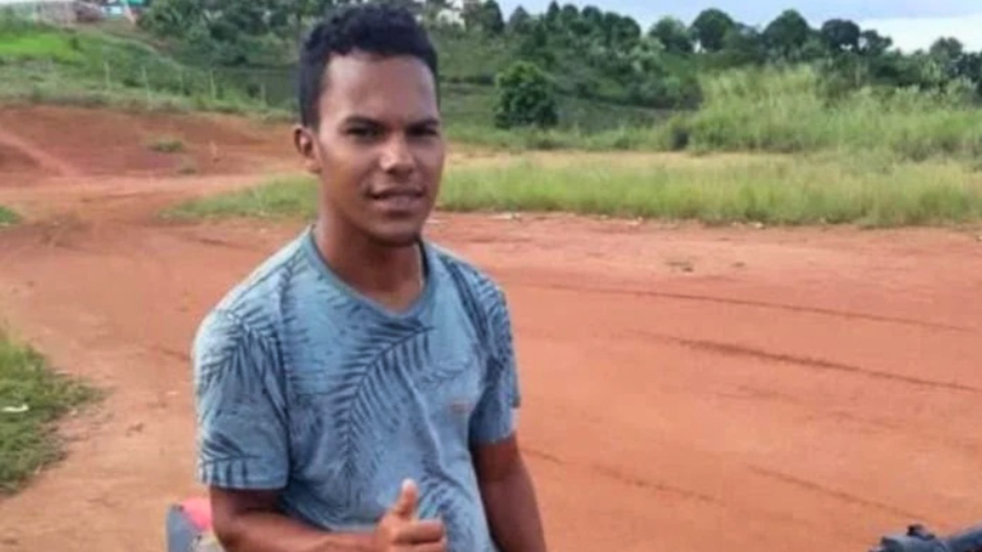 VÍDEO: Jovem é morto a tiros ao sair de casa em Santa Cruz do Capibaribe