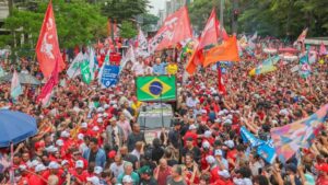 Lula reúne multidão na Avenida Paulista em ato de campanha neste domingo