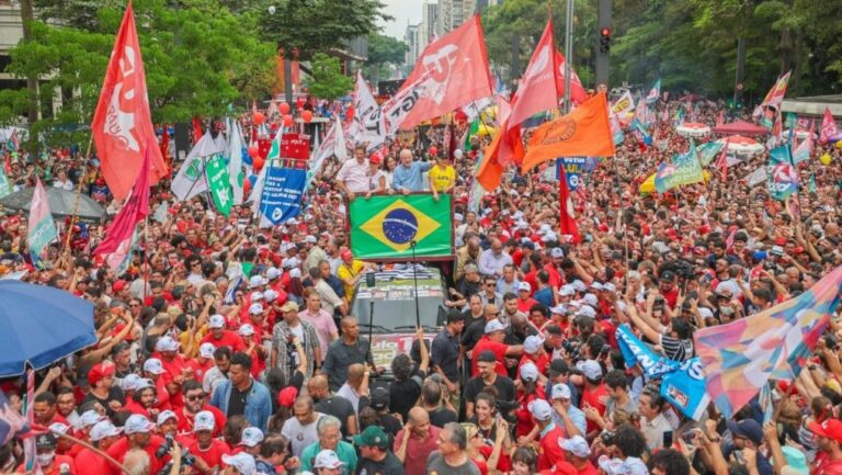Lula reúne multidão na Avenida Paulista em ato de campanha neste domingo