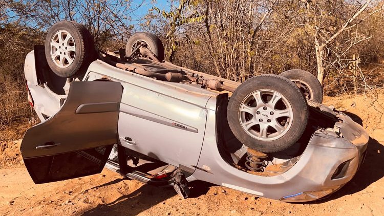 Capotamento deixa quatro pessoas feridas em estrada de Águas Belas