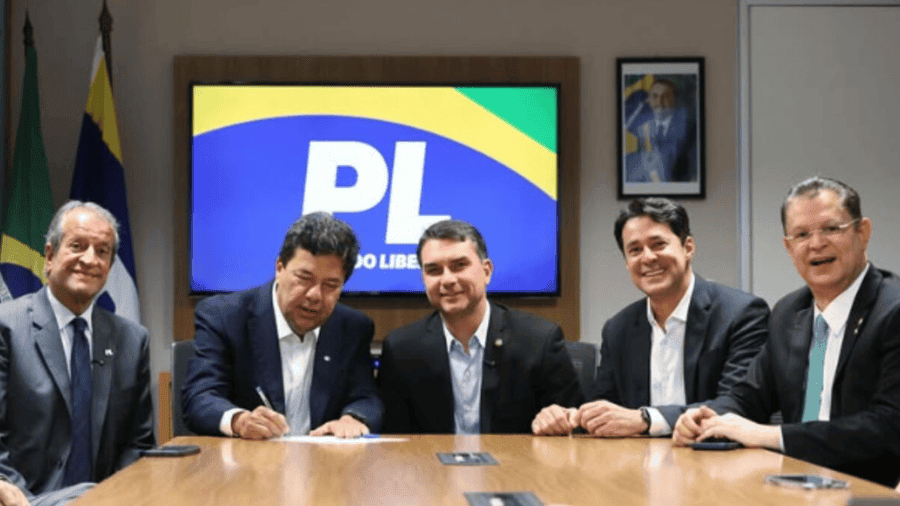campanha de flavio bolsonaro em pe ganha apoio de mendonça filho