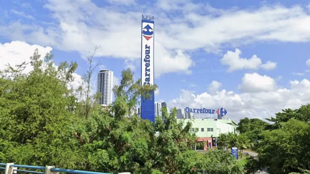 Carrefour é condenado a indenizar funcionária que urinou na roupa