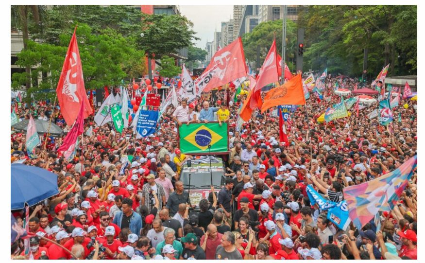 Lula reúne multidão na Avenida Paulista em ato de campanha neste domingo