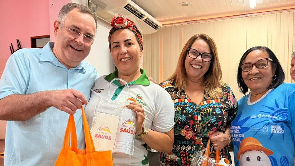 Zeca entrega novo fardamento aos agentes de saúde em Arcoverde