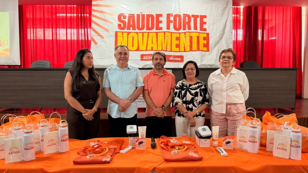 Zeca entrega novo fardamento aos agentes de saúde em Arcoverde