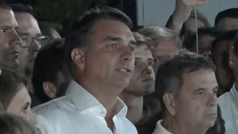 Deputados pedem apreensão do passaporte de Flávio Bolsonaro