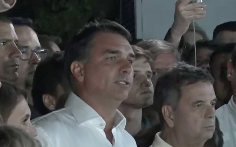 Apreensão do passaporte de Flávio Bolsonaro