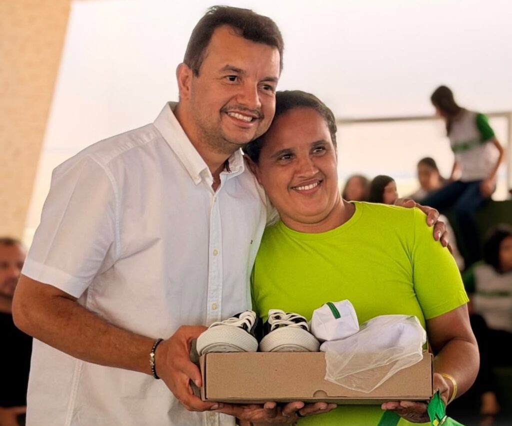 Itaíba entrega de fardamento, tênis e kits escolares