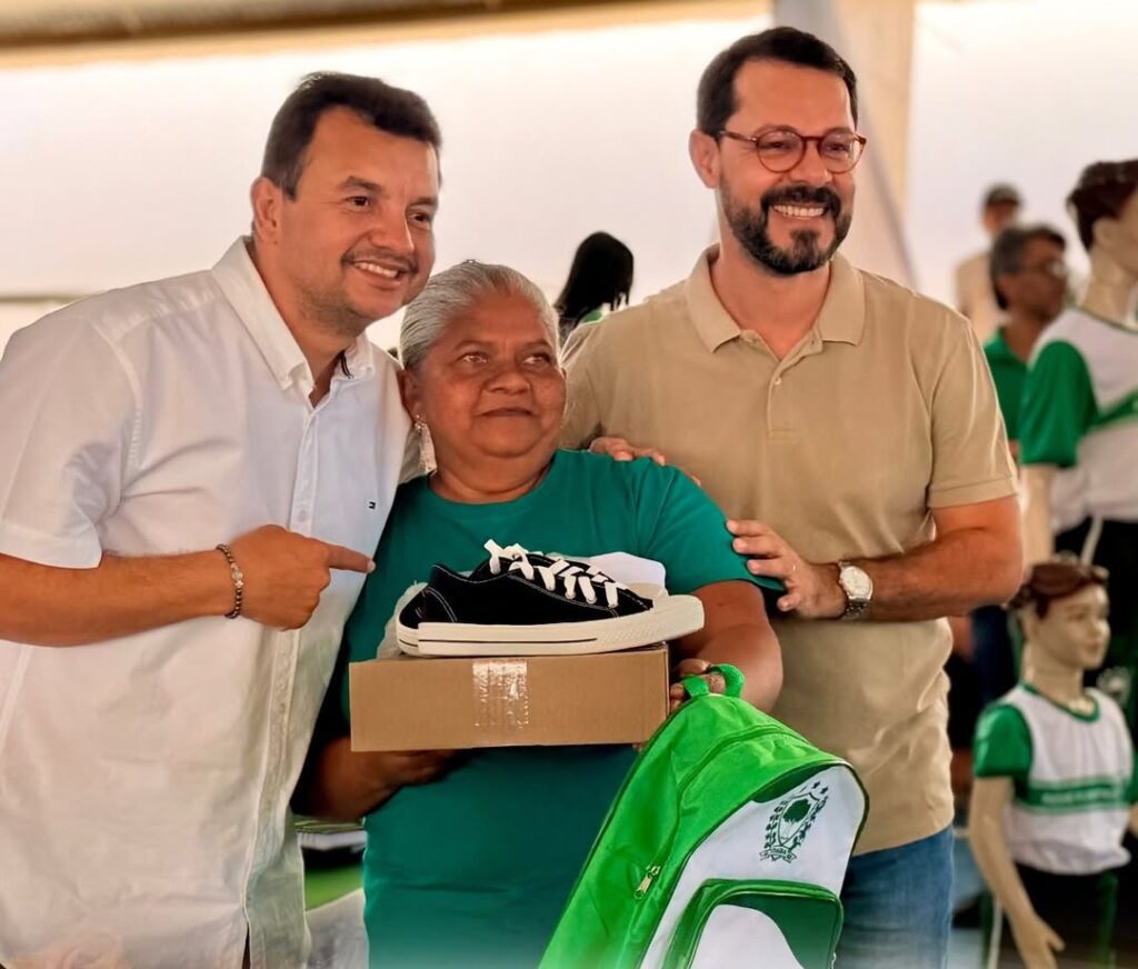 Itaíba entrega de fardamento, tênis e kits escolares