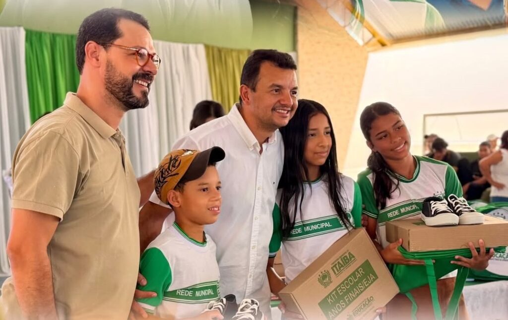 Itaíba entrega de fardamento, tênis e kits escolares