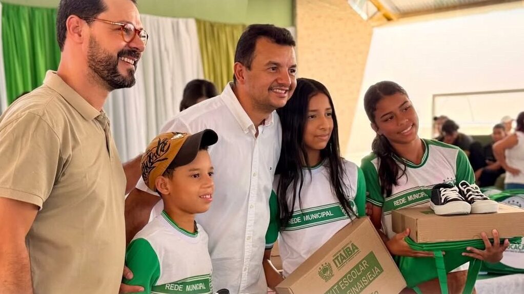 Itaíba inicia entrega de fardamento, tênis e kits escolares para quase 6 mil alunos da rede municipal