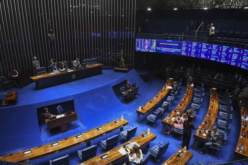 PEC que acaba com a escala 6x1 deve ser votada hoje no Senado